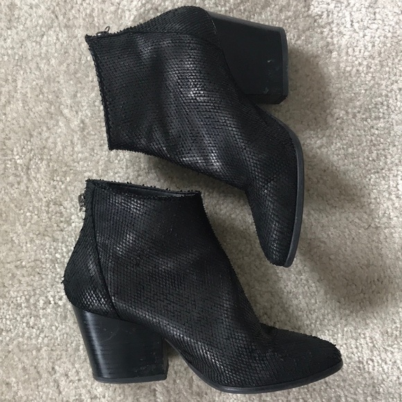 André Assous Women/'s Fifi Ankle Bootie